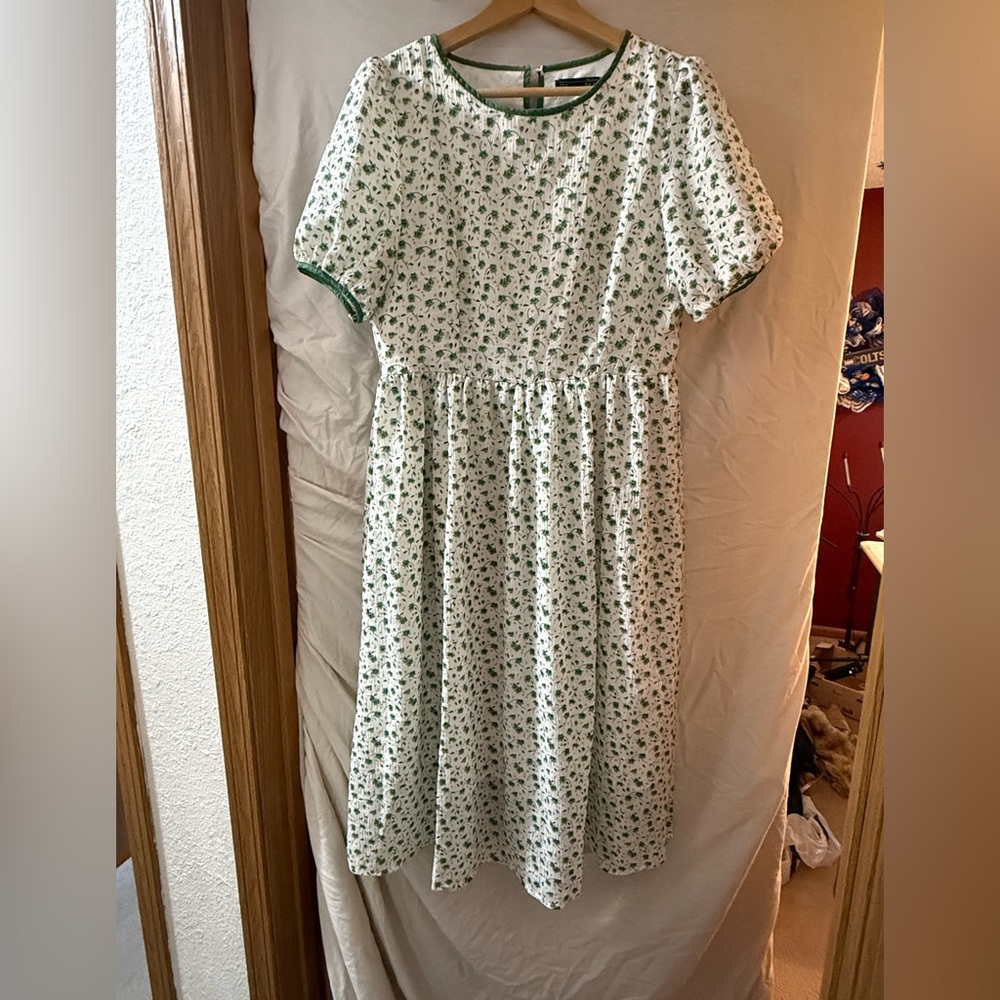 Dazy Floral Green and White Midi Dress, Size M, Great Condition, Light and Airy
